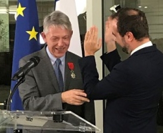 Remise des insignes d’officier de la Légion d’honneur au président de l'Hadopi